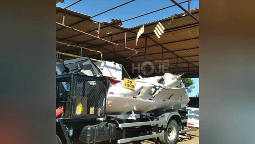 Imagem 1 - Caminhão tanque explode enquanto era soldado dentro de oficina de empresa, em Mossoró. O caso aconteceu no bairro Bom Pastor, na manhã desta quarta-feira (7). De acordo com a Major Martinez, comandante do Corpo de Bombeiros de Mossoró, um funcionário de uma empresa estava fazendo um serviço de solda em um caminhão vazio e acabou gerando uma explosão. O acidente deixou uma pessoa ferida sem gravidade e danificou, além do tanque do caminhão, o telhado da oficina. Ainda segundo a Major, quando um caminhão tanque está vazio ele possui mais gás em suspensão, o que propicia esse tipo de ocorrência. Ela orienta que, em caso de necessidade de realizar solda ou outros serviços que gerem calor, seja feita uma boa limpeza antes. Imagem 1 - Caminhão tanque explode enquanto era soldado dentro de oficina de empresa, em Mossoró. O caso aconteceu no bairro Bom Pastor, na manhã desta quarta-feira (7). De acordo com a Major Martinez, comandante do Corpo de Bombeiros de Mossoró, um funcionário de uma empresa estava fazendo um serviço de solda em um caminhão vazio e acabou gerando uma explosão. O acidente deixou uma pessoa ferida sem gravidade e danificou, além do tanque do caminhão, o telhado da oficina. Ainda segundo a Major, quando um caminhão tanque está vazio ele possui mais gás em suspensão, o que propicia esse tipo de ocorrência. Ela orienta que, em caso de necessidade de realizar solda ou outros serviços que gerem calor, seja feita uma boa limpeza antes.