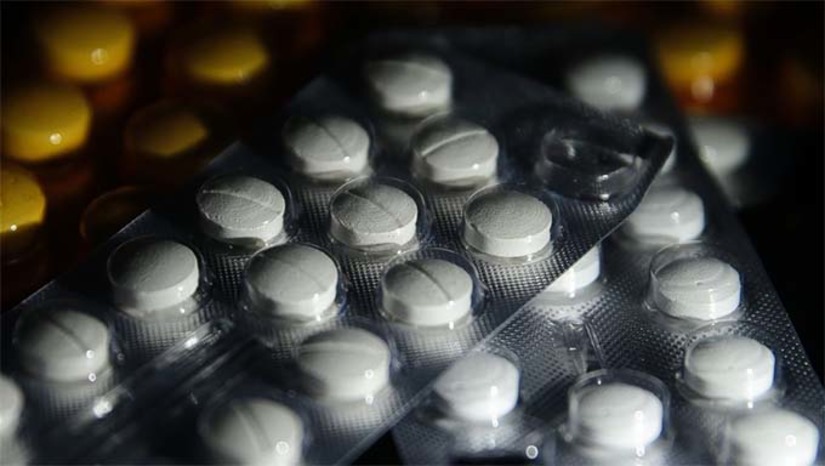 Imagem 1 - Beneficiários do Bolsa Família terão acesso a medicamentos gratuitos. Quarenta remédios antes com 50% de desconto passam a ser de graça. O programa foi relançado nesta quarta-feira (7), pelo presidente Luiz Inácio Lula da Silva, em Recife. Segundo o presidente, a proposta do governo é, cada vez mais, inserir novos medicamentos na cartela de insumos fornecidos pelo programa, oferecendo “oportunidade de as pessoas viverem mais, de as pessoas poderem curar as suas doenças. Até porque hoje cuidar de doenças é muito caro. Qualquer remédio é muito caro”. Imagem 1 - Beneficiários do Bolsa Família terão acesso a medicamentos gratuitos. Quarenta remédios antes com 50% de desconto passam a ser de graça. O programa foi relançado nesta quarta-feira (7), pelo presidente Luiz Inácio Lula da Silva, em Recife. Segundo o presidente, a proposta do governo é, cada vez mais, inserir novos medicamentos na cartela de insumos fornecidos pelo programa, oferecendo “oportunidade de as pessoas viverem mais, de as pessoas poderem curar as suas doenças. Até porque hoje cuidar de doenças é muito caro. Qualquer remédio é muito caro”.