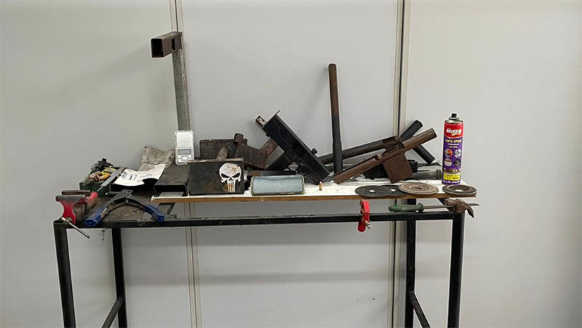 Imagem 1 - DHPP prende suspeito de fabricar armas caseira na própria residência, em Mossoró. A prisão aconteceu nesta quarta-feira (7). No local, uma residência localizada no bairro Alto da Conceição, os policiais também apreenderam armas caseiras já praticamente finalizadas e munições de calibre 9mm. O suspeito foi autuado pelos crimes de posse irregular de munição e pela fabricação clandestina de arma de fogo. O homem foi conduzido à cadeia pública de Mossoró, onde permanecerá à disposição da justiça. Imagem 1 - DHPP prende suspeito de fabricar armas caseira na própria residência, em Mossoró. A prisão aconteceu nesta quarta-feira (7). No local, uma residência localizada no bairro Alto da Conceição, os policiais também apreenderam armas caseiras já praticamente finalizadas e munições de calibre 9mm. O suspeito foi autuado pelos crimes de posse irregular de munição e pela fabricação clandestina de arma de fogo. O homem foi conduzido à cadeia pública de Mossoró, onde permanecerá à disposição da justiça.