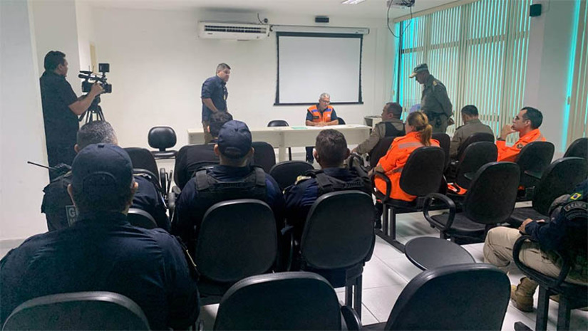 Imagem 1 -  Cúpula da segurança se reúne para avaliar atuação no Pingo da Mei Dia e definir novas estratégias para o MCJ. A reunião, que aconteceu na manhã desta quarta-feira (7), reuniu as forças de segurança que atuam na cidade de Mossoró e teve como objetivo fazer um balanço sobre os pontos positivos e negativos das atividades no Pingo da Mei Dia, além de definir o que precisa ser melhorado para garantir a segurança do público nos demais dias de Mossoró Cidade Junina, bem como garantir melhores condições de trabalho para os agentes de segurança que vão trabalhar no evento.