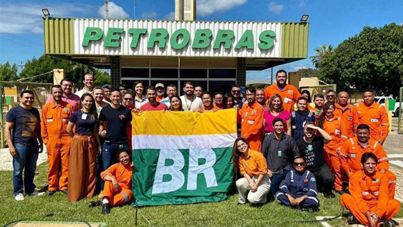 Imagem 1 - A empresa 3R Potiguar S.A pagou 1,1 bilhão de dólares pelos ativos da Petrobras no Rio Grande do Norte, numa venda que foi efetivada na gestão do Governo Bolsonaro, apesar dos protestos do governo do RN e de parlamentares, como Jean Paul Prates, que é o atual presidente da Comanhia. "Ansiamos que a empresa sucessora tenha igual sucesso, competência e capacidade de investimento para corresponder à expectativas geradas por aqueles que defenderam a venda destes ativos ou que escolheram não participar das discussões", diz Jean Paul Prates, assegurando aos potiguares e aos petroleiros que a estatal brasileira vai continuar no RN para produzir energia eólica no mar e talvez hidrogênio. A Sede será em Natal. Imagem 1 - A empresa 3R Potiguar S.A pagou 1,1 bilhão de dólares pelos ativos da Petrobras no Rio Grande do Norte, numa venda que foi efetivada na gestão do Governo Bolsonaro, apesar dos protestos do governo do RN e de parlamentares, como Jean Paul Prates, que é o atual presidente da Comanhia. "Ansiamos que a empresa sucessora tenha igual sucesso, competência e capacidade de investimento para corresponder à expectativas geradas por aqueles que defenderam a venda destes ativos ou que escolheram não participar das discussões", diz Jean Paul Prates, assegurando aos potiguares e aos petroleiros que a estatal brasileira vai continuar no RN para produzir energia eólica no mar e talvez hidrogênio. A Sede será em Natal.