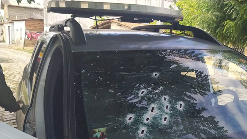 Imagem 1 - Os suspeitos num Corola tomado de assalto na Maísa foram localizados na região do bairro Paredões. Ao perceberem a presença da Polícia, fugiram na direção do Grande Alto São Manoel. Na região da Ilha de Santa Luzia, abandonaram o veiculo e tentaram tomar outro de assalto. Não deu certo. Se refugiaram numa residência, foi quando chegou o reforço da Guarda Municipal e os suspeitos atiraram na direção dos policiais, que, por sua vez, revidaram. Dois baleados foram levados para o HRTM e dois para a Delegacia de Plantão. Ainda hoje teremos mais informações. Imagem 1 - Os suspeitos num Corola tomado de assalto na Maísa foram localizados na região do bairro Paredões. Ao perceberem a presença da Polícia, fugiram na direção do Grande Alto São Manoel. Na região da Ilha de Santa Luzia, abandonaram o veiculo e tentaram tomar outro de assalto. Não deu certo. Se refugiaram numa residência, foi quando chegou o reforço da Guarda Municipal e os suspeitos atiraram na direção dos policiais, que, por sua vez, revidaram. Dois baleados foram levados para o HRTM e dois para a Delegacia de Plantão. Ainda hoje teremos mais informações.