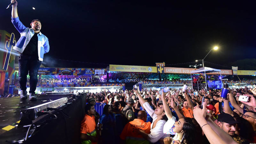 Imagem 1 -  Xand Avião comanda segunda noite na Estação das Arte; nesta sexta sobem ao palco Aline Reis, Zé Vaqueiro e Felipe Amorim. A segunda noite de shows no Polo Estação ainda contou com apresentações dos cantores Werick Mendes e Eric Land. O grande público prestigiou shows musicais com repertórios recheados de sucessos do passado e do presente. O forró e o piseiro ditaram o ritmo dos mossoroense e turistas da região e outros estados do Brasil. Nesta sexta-feira (9) a festa continua com Aline Reis, Zé Vaqueiro e Felipe Amorim.