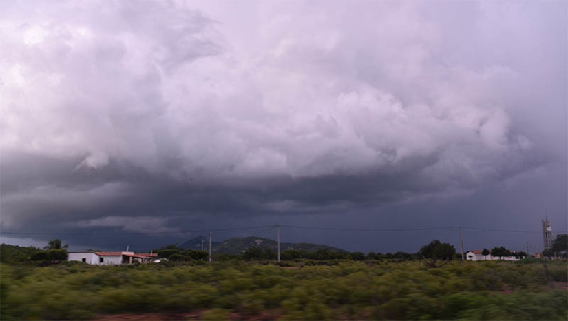 Imagem 1 - Final de semana deverá ser de céu parcialmente nublado com chuvas na região de Mossoró. O Sistema de Monitoramento da Empresa de Pesquisa do Rio Grande do Norte (Emparn) registrou a ocorrência de chuvas em 38 municípios, em sua grande maioria localizados na região Leste Potiguar, que se encontra no período chuvoso. Além da região de Mossoró, a previsão para os próximos dias é de chuvas também nas regiões Alto Oeste, Agreste e Litoral Potiguar. Imagem 1 - Final de semana deverá ser de céu parcialmente nublado com chuvas na região de Mossoró. O Sistema de Monitoramento da Empresa de Pesquisa do Rio Grande do Norte (Emparn) registrou a ocorrência de chuvas em 38 municípios, em sua grande maioria localizados na região Leste Potiguar, que se encontra no período chuvoso. Além da região de Mossoró, a previsão para os próximos dias é de chuvas também nas regiões Alto Oeste, Agreste e Litoral Potiguar.