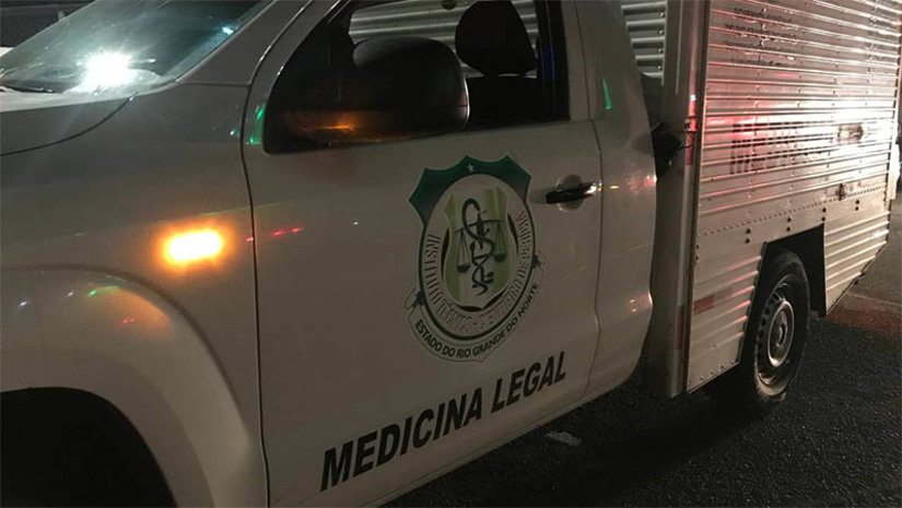 Imagem 1 - Uma pessoa morre e outras três ficam feridas em atentado na cidade de Patu. A vítima fatal foi identificada como Biratan da Silva, de 42 anos. O crime aconteceu na noite desta quinta-feira (8). Biratan, o enteado dele (um adolescente de 14 anos) e outras duas pessoas foram alvejadas a tiros por um homem que estava em uma Fiat Uno, de cor prata, e passou por eles atirando, sendo que os dois primeiros foram alvejados próximo ao Açude do Paulista, enquanto os demais foram atingidos próximo ao Posto de Petro. A Polícia Civil vai investigar o caso para descobrir a motivação e o autor dos disparos. Os sobreviventes foram levados, inicialmente, para a unidade de saúde de Patu e, em seguida, transferidos para o Hospital Regional de Pau dos Ferros. Imagem 1 - Uma pessoa morre e outras três ficam feridas em atentado na cidade de Patu. A vítima fatal foi identificada como Biratan da Silva, de 42 anos. O crime aconteceu na noite desta quinta-feira (8). Biratan, o enteado dele (um adolescente de 14 anos) e outras duas pessoas foram alvejadas a tiros por um homem que estava em uma Fiat Uno, de cor prata, e passou por eles atirando, sendo que os dois primeiros foram alvejados próximo ao Açude do Paulista, enquanto os demais foram atingidos próximo ao Posto de Petro. A Polícia Civil vai investigar o caso para descobrir a motivação e o autor dos disparos. Os sobreviventes foram levados, inicialmente, para a unidade de saúde de Patu e, em seguida, transferidos para o Hospital Regional de Pau dos Ferros.