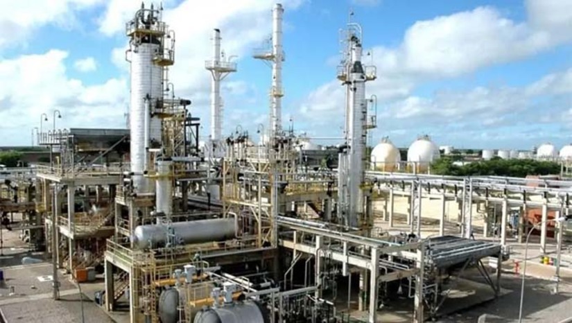 Imagem 1 - 3R Potiguar aumenta preço dos combustíveis na Refinaria Clara Camarão. Com esses reajustes, a expectativa é de que deve vir aumentos nos preços destes combustíveis nos postos no RN que são abastecidos pelas distribuidoras que adquirem a Gasolina A e o Diesel S500 na Refinaria Clara Camarão. A 3R Petroleum afirmou, em nota, que "os preços dos produtos derivados produzidos pela companhia seguem parâmetros de mercado - tais como o dólar, o valor de referência internacional do petróleo, custos logísticos para recebimento de derivados na região Nordeste, entre outros". Imagem 1 - 3R Potiguar aumenta preço dos combustíveis na Refinaria Clara Camarão. Com esses reajustes, a expectativa é de que deve vir aumentos nos preços destes combustíveis nos postos no RN que são abastecidos pelas distribuidoras que adquirem a Gasolina A e o Diesel S500 na Refinaria Clara Camarão. A 3R Petroleum afirmou, em nota, que "os preços dos produtos derivados produzidos pela companhia seguem parâmetros de mercado - tais como o dólar, o valor de referência internacional do petróleo, custos logísticos para recebimento de derivados na região Nordeste, entre outros".