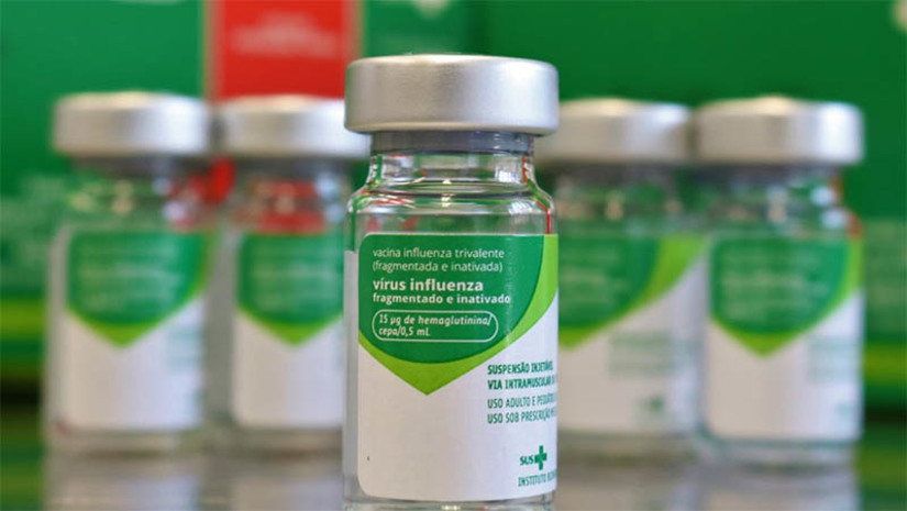 Imagem 1 - 43,3 milhões de doses de vacinas contra a gripe já foram aplicadas no Brasil. Nesta sexta-feira (9), Dia Mundial da Imunização, o Ministério da Saúde reforça que a vacinação é fundamental antes da chegada do inverno, já que esta é a estação do ano com maior circulação dos vírus da influenza. Apesar do encerramento da campanha nacional no fim de maio, a orientação do Ministério da Saúde é para que estados e municípios estendam a vacinação enquanto tiverem doses disponíveis. A recomendação é para que a população consulte as informações locais para saber onde se vacinar. Imagem 1 - 43,3 milhões de doses de vacinas contra a gripe já foram aplicadas no Brasil. Nesta sexta-feira (9), Dia Mundial da Imunização, o Ministério da Saúde reforça que a vacinação é fundamental antes da chegada do inverno, já que esta é a estação do ano com maior circulação dos vírus da influenza. Apesar do encerramento da campanha nacional no fim de maio, a orientação do Ministério da Saúde é para que estados e municípios estendam a vacinação enquanto tiverem doses disponíveis. A recomendação é para que a população consulte as informações locais para saber onde se vacinar.