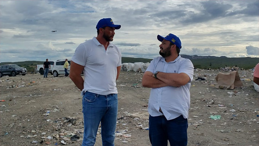 Imagem 1 - Em Currais Novos, o senador financia a construção do Centro de Diagnóstico e Ensino da Liga Norteriograndense de Combate ao Câncer, com investimento de mais de R$ 30 milhões. Em Acari, está fazendo o Condomínio do Idoso, destinando R$ 1,2 milhão. Ainda no Seridó, está investindo numa Usina de lixo, num numa Usina de Asfalto, na compra de ambulâncias e para acabar com o lixão de Caicó (na foto, conversa com o prefeito Judas Tadeu), entre outras obras que acompanha pessoalmente cobrando prazos e exigindo a aplicação correta, com transparência dos recursos que destinou em emendas. Imagem 1 - Em Currais Novos, o senador financia a construção do Centro de Diagnóstico e Ensino da Liga Norteriograndense de Combate ao Câncer, com investimento de mais de R$ 30 milhões. Em Acari, está fazendo o Condomínio do Idoso, destinando R$ 1,2 milhão. Ainda no Seridó, está investindo numa Usina de lixo, num numa Usina de Asfalto, na compra de ambulâncias e para acabar com o lixão de Caicó (na foto, conversa com o prefeito Judas Tadeu), entre outras obras que acompanha pessoalmente cobrando prazos e exigindo a aplicação correta, com transparência dos recursos que destinou em emendas.