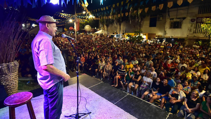 Imagem 1 -  MCJ 2023: público lota show do humorista Zé Lezin no Polo Antônio Francisco. O paraibano Nairon Barreto, de 63 anos, o famoso “Zé Lezin”, levou um grande público estimado em mais de duas mil pessoas ao Memorial da Resistência de Mossoró, na avenida Rio Branco, na noite deste domingo (11). O polo é uma homenagem ao poeta mossoroense Antônio Francisco e uma espaço para apresentações artísticas e culturais da cidade e região. “É difícil de descrever. Eu nunca imaginei ter um negócio desse com meu nome. E eu estou muito agradecido a Mossoró. Olha aí, a quantidade de gente no 'meu polo'. Eu acho que já cheguei ao máximo”, declarou, emocionado, Antônio Francisco.
