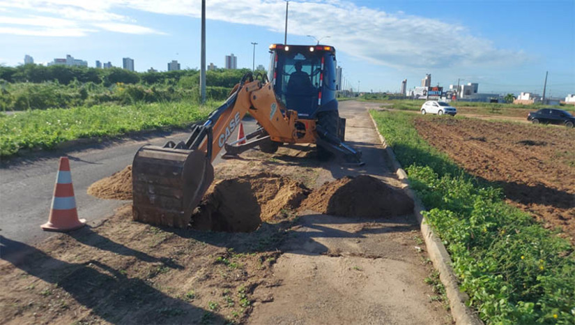 Imagem 1 - 60 mil famílias de Mossoró e Governador serão beneficiadas por construção de adutora. A Caern está investindo mais de R$ 82 milhões na primeira etapa do projeto, que consiste numa bateria de sete poços, duas estações elevatórias, adutoras para interligar os poços na estação elevatória e reservatório apoiado, que otimizará o abastecimento dos municípios beneficiados. A obra inclui ainda a implantação de 4 km de adutoras internas para interligar os reservatórios nas redes existentes, permitindo que a Caern leve água de um canto a outro de Mossoró, otimizando o abastecimento da cidade. Imagem 1 - 60 mil famílias de Mossoró e Governador serão beneficiadas por construção de adutora. A Caern está investindo mais de R$ 82 milhões na primeira etapa do projeto, que consiste numa bateria de sete poços, duas estações elevatórias, adutoras para interligar os poços na estação elevatória e reservatório apoiado, que otimizará o abastecimento dos municípios beneficiados. A obra inclui ainda a implantação de 4 km de adutoras internas para interligar os reservatórios nas redes existentes, permitindo que a Caern leve água de um canto a outro de Mossoró, otimizando o abastecimento da cidade.