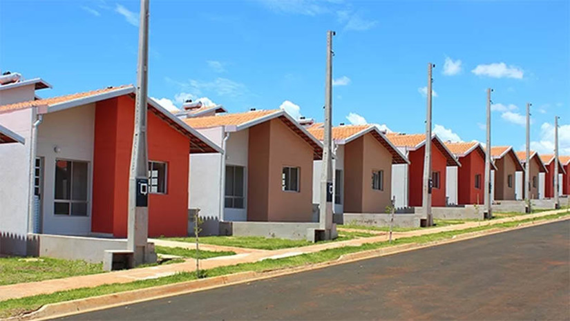 Imagem 1 -  MP que relançou o “Minha Casa, Minha Vida” será analisada nesta terça (13), no Senado. A proposta da MP 1.162/2023 é atender famílias com renda mensal de até R$ 8 mil, na zona urbana, e anual de até R$ 96 mil, na zona rural. A Câmara dos Deputados aprovou a proposta no dia 7 de junho, a partir do substitutivo do relator, deputado Marangoni (União-SP). Entre as alterações aprovadas pelos deputados está a permissão para uso de recursos do Fundo de Garantia do Tempo de Serviço (FGTS) para projetos relacionados à Regularização Fundiária Urbana (Reurb), que inclui iluminação pública, saneamento básico, vias públicas e drenagem de águas pluviais.