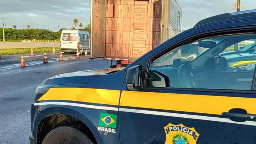 Imagem 1 - PRF prende homem de 44 anos que transportava cigarros contrabandeados, no RN. A carga foi apreendida no sábado (10), no município de Macaíba. O total de cigarros apreendidos ainda está sendo contabilizado pela Receita Federal. Até o momento, a PRF no Rio Grande do Norte realizou as duas maiores apreensões de cigarros contrabandeados da história da instituição no país. Somando as duas apreensões são quase 4,5 milhões de maços de cigarros contrabandeados. Imagem 1 - PRF prende homem de 44 anos que transportava cigarros contrabandeados, no RN. A carga foi apreendida no sábado (10), no município de Macaíba. O total de cigarros apreendidos ainda está sendo contabilizado pela Receita Federal. Até o momento, a PRF no Rio Grande do Norte realizou as duas maiores apreensões de cigarros contrabandeados da história da instituição no país. Somando as duas apreensões são quase 4,5 milhões de maços de cigarros contrabandeados.