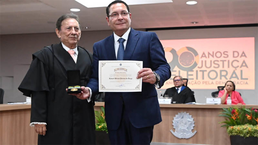 Imagem 1 - Presidente da ALRN recebe medalha do Mérito Eleitoral Tavares de Lyra do TRE. A homenagem é concedida a personalidades que tenham demonstrado efetiva dedicação e prestado relevantes serviços à causa da Justiça Eleitoral no Rio Grande do Norte. Além do deputado Ezequiel Ferreira, outras dez autoridades potiguares também receberam a medalha. "O TRE não poderia existir se não tivesse a eleição. A atuação de vossa excelência, deputado Ezequiel Ferreira, sobretudo à frente do Poder Legislativo estadual, revelou sempre uma postura colaborativa e atuante no respeito às leis e Constituição Federal, criando ponte e objetivando a harmonia entre os poderes, notadamente entre o Legislativo e esta Corte", enalteceu o presidente do TRE, desembargador Cornélio Alves. Imagem 1 - Presidente da ALRN recebe medalha do Mérito Eleitoral Tavares de Lyra do TRE. A homenagem é concedida a personalidades que tenham demonstrado efetiva dedicação e prestado relevantes serviços à causa da Justiça Eleitoral no Rio Grande do Norte. Além do deputado Ezequiel Ferreira, outras dez autoridades potiguares também receberam a medalha. "O TRE não poderia existir se não tivesse a eleição. A atuação de vossa excelência, deputado Ezequiel Ferreira, sobretudo à frente do Poder Legislativo estadual, revelou sempre uma postura colaborativa e atuante no respeito às leis e Constituição Federal, criando ponte e objetivando a harmonia entre os poderes, notadamente entre o Legislativo e esta Corte", enalteceu o presidente do TRE, desembargador Cornélio Alves.