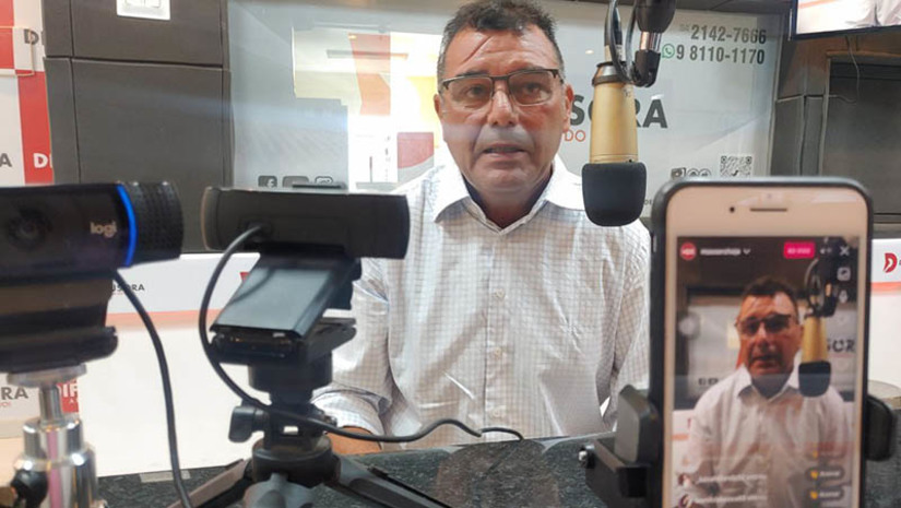 Imagem 1 - Professor diz que Adutora Apodi-Mossoró precisa ser debatido com equilíbrio. Segundo Josivan Barbosa, que ficou preocupado com a nota da CAERN informando que vai concluir a adutora Apodi-Mossoró com mudanças significativas no projeto original, é preciso que seja realizado um debate técnico, com equilíbrio, para que a população possa entender, por exemplo, que sentido tem gastar R$ 80 milhões para tirar água do subsolo de Apodi para abastecer Mossoró e gastar mais de R$ 1 bilhão para transpor as águas do Rio São Francisco para a bacia hidrográfica Apodi/Mossoró. Uma coisa deve estar em sintonia com a outra. Imagem 1 - Professor diz que Adutora Apodi-Mossoró precisa ser debatido com equilíbrio. Segundo Josivan Barbosa, que ficou preocupado com a nota da CAERN informando que vai concluir a adutora Apodi-Mossoró com mudanças significativas no projeto original, é preciso que seja realizado um debate técnico, com equilíbrio, para que a população possa entender, por exemplo, que sentido tem gastar R$ 80 milhões para tirar água do subsolo de Apodi para abastecer Mossoró e gastar mais de R$ 1 bilhão para transpor as águas do Rio São Francisco para a bacia hidrográfica Apodi/Mossoró. Uma coisa deve estar em sintonia com a outra.