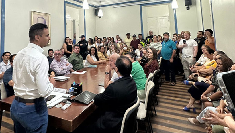 Imagem 1 - Reunião aconteceu por mais de 4 horas no Palácio da Resistência na noite desta terça-feira, 13. Sobre a polêmica em torno do adicional por tempo de serviço, foi esclarecido que o direito está mantido no PL 17 para todos os atuais servidores. Para os futuros servidores, segundo o projeto, o benefício continua para aqueles que não tenham plano de cargos e carreiras. Os servidores presentes avaliaram que a conversa foi positiva e tranquilizadora. Imagem 1 - Reunião aconteceu por mais de 4 horas no Palácio da Resistência na noite desta terça-feira, 13. Sobre a polêmica em torno do adicional por tempo de serviço, foi esclarecido que o direito está mantido no PL 17 para todos os atuais servidores. Para os futuros servidores, segundo o projeto, o benefício continua para aqueles que não tenham plano de cargos e carreiras. Os servidores presentes avaliaram que a conversa foi positiva e tranquilizadora.