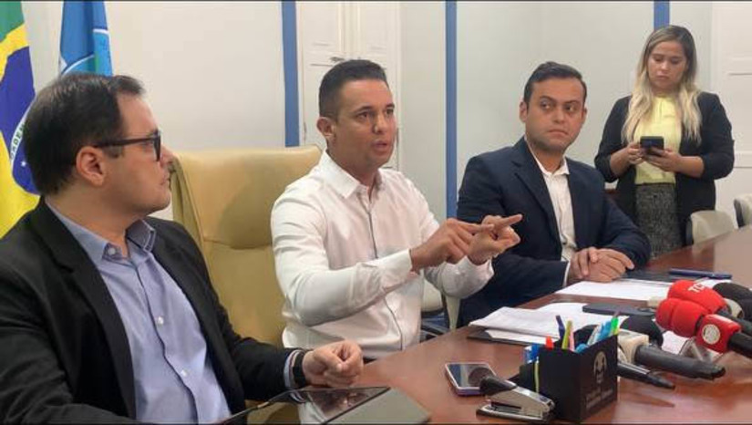 Imagem 1 - Allyson reúne a imprensa para detalhar pontos que estão gerando polêmica na votação do PL 17/2023. Após conversar com servidores do município para apresentar, detalhadamente, os pontos do PL e mostrar que não haverá perdas de direitos, o prefeito Allyson Bezerra também reuniu a imprensa, nesta quarta-feira (13), com o mesmo propósito. O projeto foi enviado para votação na Câmara Municipal de Mossoró e vem sendo alvo de críticas e protestos por parte de alguns servidores e representantes dos sindicatos. Por duas vezes a votação foi adiada, devido a manifestações acaloradas nas dependências da casa; lei a projeto na íntegra e entenda todo os pontos. Imagem 1 - Allyson reúne a imprensa para detalhar pontos que estão gerando polêmica na votação do PL 17/2023. Após conversar com servidores do município para apresentar, detalhadamente, os pontos do PL e mostrar que não haverá perdas de direitos, o prefeito Allyson Bezerra também reuniu a imprensa, nesta quarta-feira (13), com o mesmo propósito. O projeto foi enviado para votação na Câmara Municipal de Mossoró e vem sendo alvo de críticas e protestos por parte de alguns servidores e representantes dos sindicatos. Por duas vezes a votação foi adiada, devido a manifestações acaloradas nas dependências da casa; lei a projeto na íntegra e entenda todo os pontos.