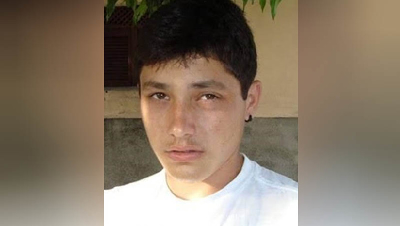 Imagem 1 - Polícia registra homicídio no Assentamento Catarina, na zona rural do município de Apodi. A vítima foi identificada como Francisco Marcílio da Costa Lima, de 28 anos. O homem estava sentado em uma cadeira de balanço no quintal de casa, conversando no celular, no início da noite desta terça-feira (13). Familiares contaram à polícia que ouviram disparos e ao chegar ao local, já o encontraram sem vida. Marcílio passou anos preso por ter matado a ex-namorada, há cerca de 10 anos, também em Apodi. De acordo com o delegado Paulo Nilo, a vítima também era integrante de facção criminosa, mas ainda não há uma linha de investigação se o crime teria relação com algum desses fatos. Imagem 1 - Polícia registra homicídio no Assentamento Catarina, na zona rural do município de Apodi. A vítima foi identificada como Francisco Marcílio da Costa Lima, de 28 anos. O homem estava sentado em uma cadeira de balanço no quintal de casa, conversando no celular, no início da noite desta terça-feira (13). Familiares contaram à polícia que ouviram disparos e ao chegar ao local, já o encontraram sem vida. Marcílio passou anos preso por ter matado a ex-namorada, há cerca de 10 anos, também em Apodi. De acordo com o delegado Paulo Nilo, a vítima também era integrante de facção criminosa, mas ainda não há uma linha de investigação se o crime teria relação com algum desses fatos.
