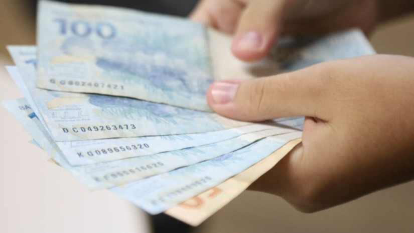 Imagem 1 - Governo do RN inicia pagamento junho dos servidores e reajuste de maio do piso dos professores. O valor referente ao piso será pago em folha complementar. Recebem o salário integral os trabalhadores do Estado que ganham até R$ 4 mil (valor bruto) e toda a categoria da Segurança Pública, independente da faixa salarial. Quem recebe acima de R$ 4 mil terá 30% do salário adiantado. Ao todo, o Governo do RN coloca em circulação na economia potiguar quase R$ 300 milhões já na primeira quinzena do mês. Imagem 1 - Governo do RN inicia pagamento junho dos servidores e reajuste de maio do piso dos professores. O valor referente ao piso será pago em folha complementar. Recebem o salário integral os trabalhadores do Estado que ganham até R$ 4 mil (valor bruto) e toda a categoria da Segurança Pública, independente da faixa salarial. Quem recebe acima de R$ 4 mil terá 30% do salário adiantado. Ao todo, o Governo do RN coloca em circulação na economia potiguar quase R$ 300 milhões já na primeira quinzena do mês.