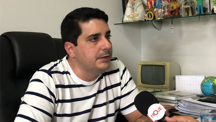 Imagem 1 - CAERN anunciou semana passada R$ 80 milhões para concluir o sistema adutor Santa Cruz/Mossoró, com modificações. Ao invés de captar água na Barragem de Santa Cruz, agora a CAERN vai bombear água de três poços que perfurou na região entre as cidades de Apodi e Felipe Guerra, para abastecer Mossoró. Esta mudança no projeto original despertou a atenção do professor Josivan Barbosa, da UFERSA, que quer debater a questão com mais profundidade, e, também, do prefeito de Apodi, Alan Silveira, que quer ver e analisar tecnicamente o estudo de viabilidade do uso da água do lençol freático do muinicípio de Apodi. Imagem 1 - CAERN anunciou semana passada R$ 80 milhões para concluir o sistema adutor Santa Cruz/Mossoró, com modificações. Ao invés de captar água na Barragem de Santa Cruz, agora a CAERN vai bombear água de três poços que perfurou na região entre as cidades de Apodi e Felipe Guerra, para abastecer Mossoró. Esta mudança no projeto original despertou a atenção do professor Josivan Barbosa, da UFERSA, que quer debater a questão com mais profundidade, e, também, do prefeito de Apodi, Alan Silveira, que quer ver e analisar tecnicamente o estudo de viabilidade do uso da água do lençol freático do muinicípio de Apodi.