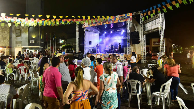 Imagem 1 -  MCJ: Alfredo & os Caras animam noite de abertura dos festejos no polo São João. As atividades no polo foram iniciadas nesta quarta-feira (14) e seguem até o dia 24 de junho. A Festa de São João Batista inicia todas as noites com uma novena, a partir das 19 horas. A parte social, patrocinada pela Prefeitura de Mossoró, tem início sempre às 21 horas. Na noite desta quinta-feira (15) a atração será Gabriel Lima. Já na sexta-feira (16) é a vez da Banda Balada Vip. Ainda neste final de semana, no sábado (17), tem Dani Rebouças e no domingo (18) se apresenta Cadillac Vip. 