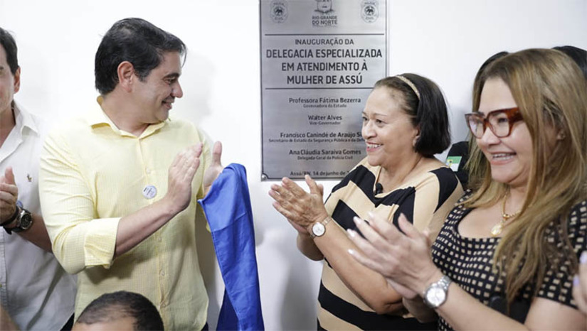 Imagem 1 - Delegacia Especializada em Atendimento à Mulher é inaugurada no município de Assu. A inauguração da unidade foi oficializada nesta quarta-feira (14), pela governadora Fátima Bezerra. Em funcionamento desde janeiro de 2023, a delegacia instaurou 97 inquéritos policiais até o momento, tendo remetido 64 deles ao Poder Judiciário. “Com a instalação de delegacias as mulheres se sentem acolhidas, buscam atendimento e isso nos deixa satisfeitos. A atual gestão criou mais sete DEAMs e continuamos lutando contra a violência contra a mulher”, afirmou a delegada-geral da PCRN, Ana Cláudia Saraiva. Imagem 1 - Delegacia Especializada em Atendimento à Mulher é inaugurada no município de Assu. A inauguração da unidade foi oficializada nesta quarta-feira (14), pela governadora Fátima Bezerra. Em funcionamento desde janeiro de 2023, a delegacia instaurou 97 inquéritos policiais até o momento, tendo remetido 64 deles ao Poder Judiciário. “Com a instalação de delegacias as mulheres se sentem acolhidas, buscam atendimento e isso nos deixa satisfeitos. A atual gestão criou mais sete DEAMs e continuamos lutando contra a violência contra a mulher”, afirmou a delegada-geral da PCRN, Ana Cláudia Saraiva.
