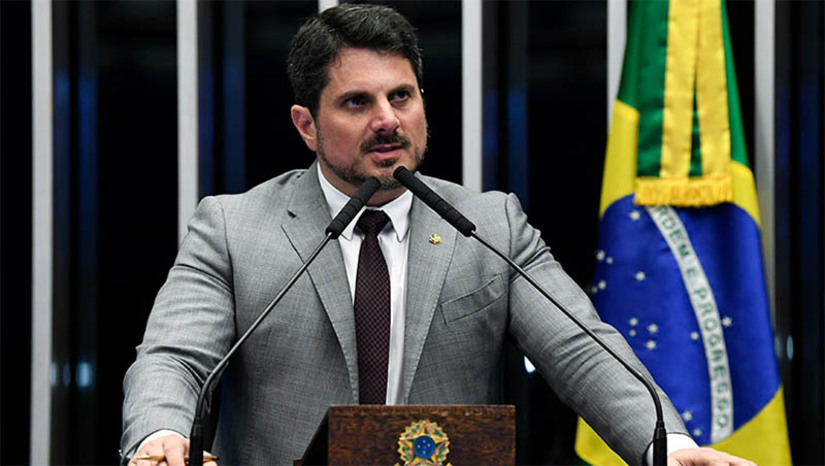 Imagem 1 - Gabinete e endereços ligados ao senador Marcos do Val são alvos de busca e apreensão da PF. A operação, realizada nesta quinta-feira (15), foi autorizada pelo ministro Alexandre de Moraes, do STF. Moraes também determinou que do Val deve prestar depoimento. Foram apreendidos materiais como computadores e pen drives. O celular do senador também foi apreendido, e será levado para perícia. O Senador é investigado por obstruir investigações sobre os atos golpistas do 8 de janeiro. Indícios que basearam a operação são postagens do senador em redes sociais. Ao todo, são três mandados de busca e apreensão. Imagem 1 - Gabinete e endereços ligados ao senador Marcos do Val são alvos de busca e apreensão da PF. A operação, realizada nesta quinta-feira (15), foi autorizada pelo ministro Alexandre de Moraes, do STF. Moraes também determinou que do Val deve prestar depoimento. Foram apreendidos materiais como computadores e pen drives. O celular do senador também foi apreendido, e será levado para perícia. O Senador é investigado por obstruir investigações sobre os atos golpistas do 8 de janeiro. Indícios que basearam a operação são postagens do senador em redes sociais. Ao todo, são três mandados de busca e apreensão.