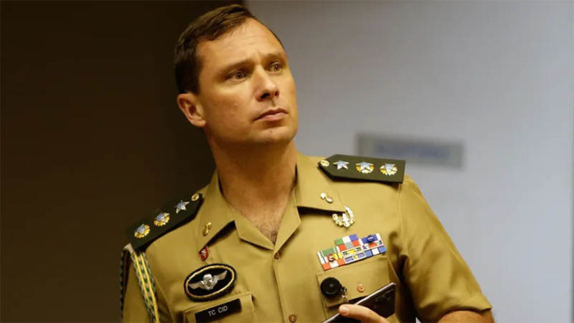 Imagem 1 - Veja divulga mensagens encontradas pela PF no celular de Mauro Cid que mostram passo a passo do golpe. No material obtido, o ex-ajudante de ordens de Jair Bolsonaro foi cobrado por membros das Forças Armadas para convencer Bolsonaro a seguir com um golpe de Estado, após a vitória de Lula nas eleições do ano passado. Cid está preso desde o mês passado e se negou a falar quando depôs à Polícia Federal. A maioria das mensagens reveladas foi escrita pelo coronel Jean Lawand Junior, subchefe do Estado-Maior do Exército, ao longo de dezembro do ano passado. Imagem 1 - Veja divulga mensagens encontradas pela PF no celular de Mauro Cid que mostram passo a passo do golpe. No material obtido, o ex-ajudante de ordens de Jair Bolsonaro foi cobrado por membros das Forças Armadas para convencer Bolsonaro a seguir com um golpe de Estado, após a vitória de Lula nas eleições do ano passado. Cid está preso desde o mês passado e se negou a falar quando depôs à Polícia Federal. A maioria das mensagens reveladas foi escrita pelo coronel Jean Lawand Junior, subchefe do Estado-Maior do Exército, ao longo de dezembro do ano passado.