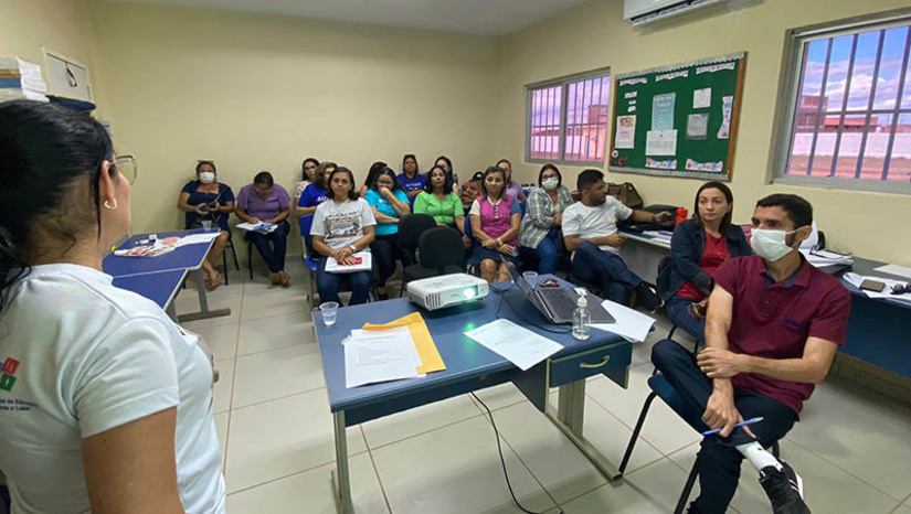 Imagem 1 - Serra do Mel inicia projeto educacional para fomentar educação inclusiva na rede municipal. O projeto, idealizado pelos profissionais da educação Luiza Holanda, Ranielly Pereira e Raildo de Moura, tem como objetivo propor às equipes pedagógicas das escolas municipais que conheçam a relevância dos direitos dos estudantes com Necessidades Educativas Especiais (NEE). O trabalho será dividido em sete encontros com a proposta de incentivar as equipes pedagógicas e fomentar o conhecimento dos professores sobre a Lei Brasileira de Inclusão da Pessoa com Deficiência. Imagem 1 - Serra do Mel inicia projeto educacional para fomentar educação inclusiva na rede municipal. O projeto, idealizado pelos profissionais da educação Luiza Holanda, Ranielly Pereira e Raildo de Moura, tem como objetivo propor às equipes pedagógicas das escolas municipais que conheçam a relevância dos direitos dos estudantes com Necessidades Educativas Especiais (NEE). O trabalho será dividido em sete encontros com a proposta de incentivar as equipes pedagógicas e fomentar o conhecimento dos professores sobre a Lei Brasileira de Inclusão da Pessoa com Deficiência.