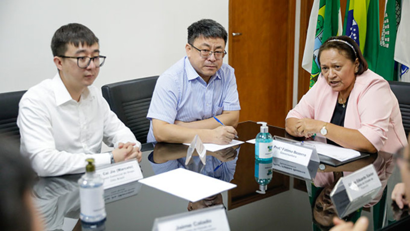 Imagem 1 - O anúncio foi feito pelo diretores do grupo chinês CITIC Group Corporation, a Governadora Fátima Bezerra e ao secretário de Desenvolvimento Econômico, Jaime Calado, nesta sexta-feira, 16. O Sr. Ma Xuefeng, diretor geral, e Sr. Cai Jie, falam em geração de 400 a 500 empregos diretos na montagem do parque solar. Imagem 1 - O anúncio foi feito pelo diretores do grupo chinês CITIC Group Corporation, a Governadora Fátima Bezerra e ao secretário de Desenvolvimento Econômico, Jaime Calado, nesta sexta-feira, 16. O Sr. Ma Xuefeng, diretor geral, e Sr. Cai Jie, falam em geração de 400 a 500 empregos diretos na montagem do parque solar.