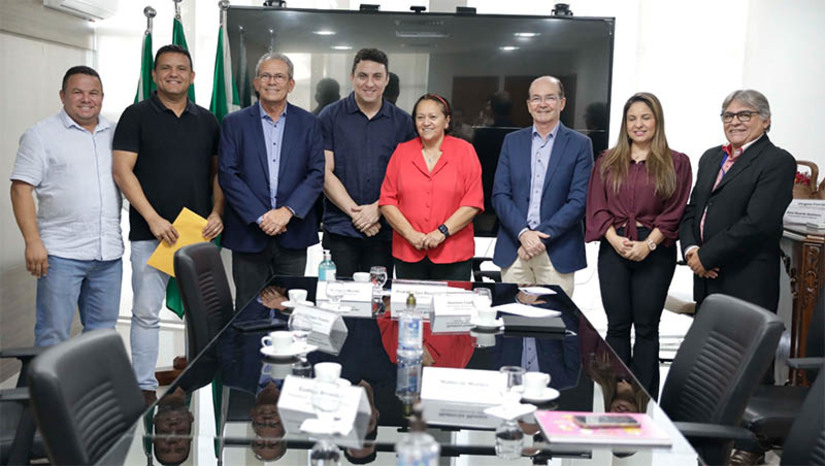 Imagem 1 - Governo anuncia reconstrução do trecho da RN 401 que liga a BR 406 a cidade de Guamaré. A rodovia tem importância estratégica para o desenvolvimento econômico da região. Há cerca de um ano ficou acertado que o governo estadual se responsabilizaria por 70% da rodovia, trecho de 8,4 km. O restante, 3,6 quilômetros, será de responsabilidade da prefeitura de Guamaré. A licitação para a parte da prefeitura será aberta nos próximos dias. A obra será possível a partir de uma parceria com a empresa petrolífera 3R Petroleum, que assumiu recentemente a exploração do Polo Potiguar. Imagem 1 - Governo anuncia reconstrução do trecho da RN 401 que liga a BR 406 a cidade de Guamaré. A rodovia tem importância estratégica para o desenvolvimento econômico da região. Há cerca de um ano ficou acertado que o governo estadual se responsabilizaria por 70% da rodovia, trecho de 8,4 km. O restante, 3,6 quilômetros, será de responsabilidade da prefeitura de Guamaré. A licitação para a parte da prefeitura será aberta nos próximos dias. A obra será possível a partir de uma parceria com a empresa petrolífera 3R Petroleum, que assumiu recentemente a exploração do Polo Potiguar.