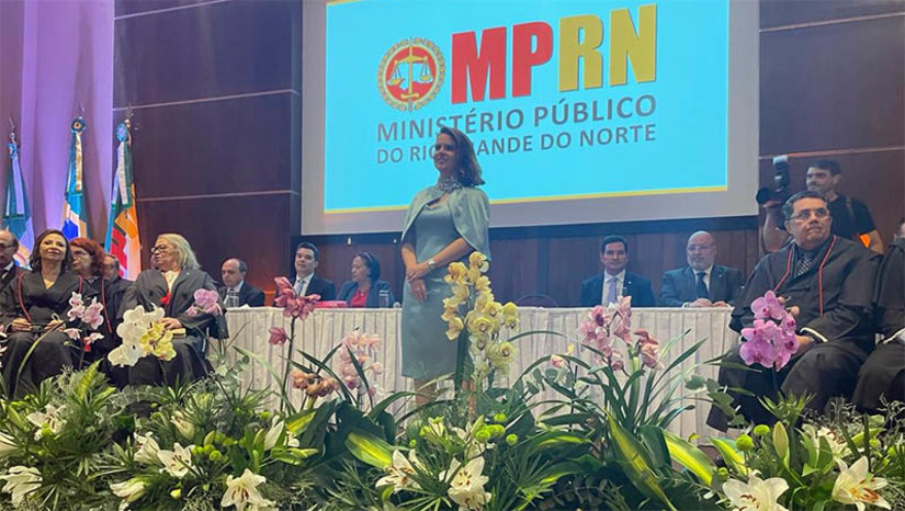 Imagem 1 - Primeira mulher a comandar o MPRN, Elaine Cardoso ficará no cargo por mais dois anos. A promotora volta a marcar o nome na história da instituição ao se tornar a primeira a ser reconduzida ao cargo de procuradora geral de Justiça do RN. A solenidade foi realizada na noite desta segunda-feira (19), em Natal. Elaine Cardoso foi candidata única na eleição para o cargo e recebeu 89,61% dos votos válidos dos demais membros da instituição em abril deste ano. Em maio, foi nomeada pela governadora do Estado para desempenhar novamente a função de chefia do MPRN. Imagem 1 - Primeira mulher a comandar o MPRN, Elaine Cardoso ficará no cargo por mais dois anos. A promotora volta a marcar o nome na história da instituição ao se tornar a primeira a ser reconduzida ao cargo de procuradora geral de Justiça do RN. A solenidade foi realizada na noite desta segunda-feira (19), em Natal. Elaine Cardoso foi candidata única na eleição para o cargo e recebeu 89,61% dos votos válidos dos demais membros da instituição em abril deste ano. Em maio, foi nomeada pela governadora do Estado para desempenhar novamente a função de chefia do MPRN.