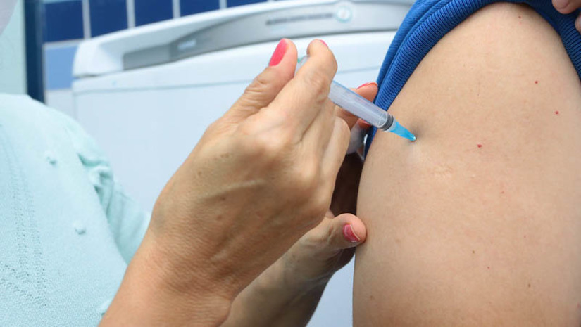 Imagem 1 - Vacina contra meningite segue disponível para o público geral em Mossoró. A oferta do imunizante acontece de modo temporário, mediante a disponibilidade de lotes específicos. Ou seja, após esse período, a vacina meningocócica C volta a ficar disponível para os grupos específicos, conforme preconiza o Ministério da Saúde. A secretaria de saúde de Mossoró ainda reforça a importância de buscar, também, os imunizantes contra a Influenza e Covid-19, disponíveis nas UBSs das zonas urbana e rural do município. Imagem 1 - Vacina contra meningite segue disponível para o público geral em Mossoró. A oferta do imunizante acontece de modo temporário, mediante a disponibilidade de lotes específicos. Ou seja, após esse período, a vacina meningocócica C volta a ficar disponível para os grupos específicos, conforme preconiza o Ministério da Saúde. A secretaria de saúde de Mossoró ainda reforça a importância de buscar, também, os imunizantes contra a Influenza e Covid-19, disponíveis nas UBSs das zonas urbana e rural do município.