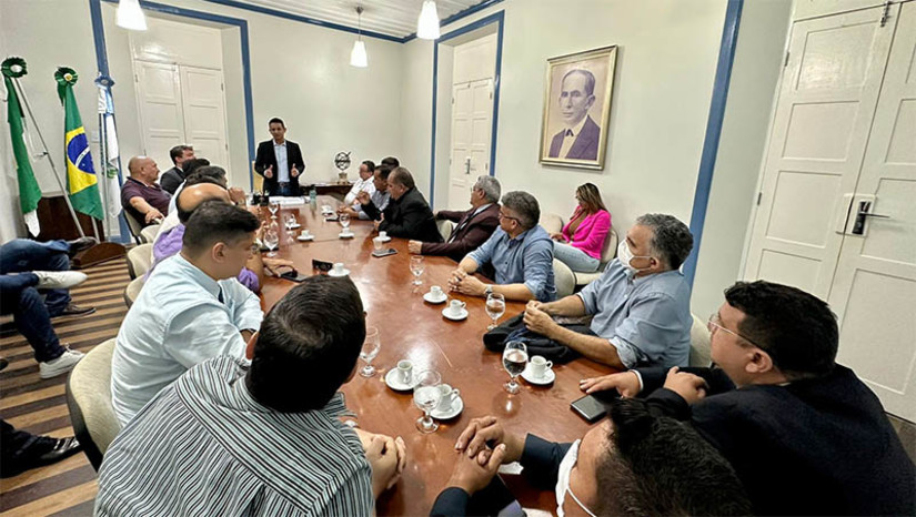 Imagem 1 - Programa Mossoró Realiza: município assegura R$ 200 milhões para obras de infraestrutura. O recurso está garantido em contrato pela Caixa Econômica Federal e contempla grandes obras do Programa. Entre as principais a serem realizadas com os recursos estão obras de pavimentação, construção de pontes, asfaltamento de ruas, adutoras, escolas, e a construção do camelódromo, no Centro da cidade. É importante destacar que a liberação do recurso foi aprovada pela Secretaria do Tesouro Nacional (STN), do Ministério da Fazenda, e se deu em tempo recorde, sem o apontamento de nenhuma diligência a ser realizada pelo município. Imagem 1 - Programa Mossoró Realiza: município assegura R$ 200 milhões para obras de infraestrutura. O recurso está garantido em contrato pela Caixa Econômica Federal e contempla grandes obras do Programa. Entre as principais a serem realizadas com os recursos estão obras de pavimentação, construção de pontes, asfaltamento de ruas, adutoras, escolas, e a construção do camelódromo, no Centro da cidade. É importante destacar que a liberação do recurso foi aprovada pela Secretaria do Tesouro Nacional (STN), do Ministério da Fazenda, e se deu em tempo recorde, sem o apontamento de nenhuma diligência a ser realizada pelo município.