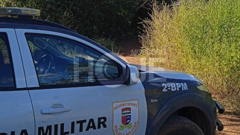 Imagem 1 - Corpo é encontrado com sinais de violência em matagal da zona rural de Baraúna. O corpo de um homem, ainda não identificado, foi encontrado por volta das 15h desta quarta-feira (21), na Comunidade Poço, na zona rural do município. As informações iniciais dão conta que a vítima estava com o rosto bastante machucado, com características de golpe por objeto contundente. A PM isolou o local e aguarda a chegada do Itep de Mossoró e da Polícia Civil para iniciar as investigações. Imagem 1 - Corpo é encontrado com sinais de violência em matagal da zona rural de Baraúna. O corpo de um homem, ainda não identificado, foi encontrado por volta das 15h desta quarta-feira (21), na Comunidade Poço, na zona rural do município. As informações iniciais dão conta que a vítima estava com o rosto bastante machucado, com características de golpe por objeto contundente. A PM isolou o local e aguarda a chegada do Itep de Mossoró e da Polícia Civil para iniciar as investigações.