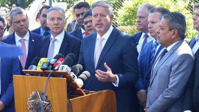 Imagem 1 - Lira diz que o texto da reforma tributária será aperfeiçoado e debatido antes da votação pelo Plenário. A votação está prevista na Câmara para a primeira semana de julho. O texto foi aprovado nesta quarta-feira (21), no Senado, e enviado para análise dos deputados. O presidente da Câmara, deputado Arthur Lira, que se reuniu com governadores nesta quinta (22), disse que deve se reunir ainda com representantes de outros segmentos interessados na reforma e com prefeitos das capitais, em busca de uma proposta consensual. “Governadores apresentaram inquietudes regionais, vamos fazer isso com prefeitos e com o setor produtivo, também”, destacou. Imagem 1 - Lira diz que o texto da reforma tributária será aperfeiçoado e debatido antes da votação pelo Plenário. A votação está prevista na Câmara para a primeira semana de julho. O texto foi aprovado nesta quarta-feira (21), no Senado, e enviado para análise dos deputados. O presidente da Câmara, deputado Arthur Lira, que se reuniu com governadores nesta quinta (22), disse que deve se reunir ainda com representantes de outros segmentos interessados na reforma e com prefeitos das capitais, em busca de uma proposta consensual. “Governadores apresentaram inquietudes regionais, vamos fazer isso com prefeitos e com o setor produtivo, também”, destacou.