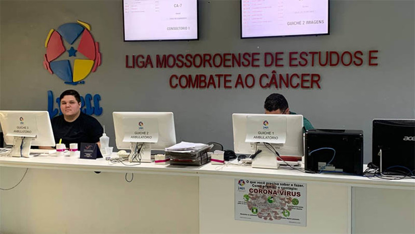 Imagem 1 - Diretor administrativo da Liga explica motivo de espera por tratamento exceder prazo estipulado em lei. O MOSSORÓ HOJE conversou, nesta sexta-feira (23), com Robson Amorim, diretor Administrativo e Financeiro da Liga Mossoroense de Estudos e Combate ao Câncer (LMECC), sobre a fila de pacientes a espera para início do tratamento oncológico, em Mossoró. Segundo ele, “infelizmente essa fila existe e a gente entende que não é um problema exclusivamente de Mossoró. A gente sabe que a secretaria de saúde de Mossoró não tem o recurso para tratar todos esses pacientes. A pactuação (com outros municípios) é feita de forma inferior a essa demanda, o câncer vem tendo número crescente ano após ano e isso vem gerando uma demanda muito maior do que o recurso existente”. Imagem 1 - Diretor administrativo da Liga explica motivo de espera por tratamento exceder prazo estipulado em lei. O MOSSORÓ HOJE conversou, nesta sexta-feira (23), com Robson Amorim, diretor Administrativo e Financeiro da Liga Mossoroense de Estudos e Combate ao Câncer (LMECC), sobre a fila de pacientes a espera para início do tratamento oncológico, em Mossoró. Segundo ele, “infelizmente essa fila existe e a gente entende que não é um problema exclusivamente de Mossoró. A gente sabe que a secretaria de saúde de Mossoró não tem o recurso para tratar todos esses pacientes. A pactuação (com outros municípios) é feita de forma inferior a essa demanda, o câncer vem tendo número crescente ano após ano e isso vem gerando uma demanda muito maior do que o recurso existente”.