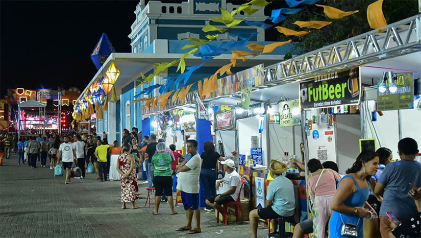 Imagem 1 - Comerciantes afirmam que vendas estão aquecidas nos polos do MCJ 2023. Consolidado no calendário estadual, o evento proporciona o aquecimento do comércio local, gerando novas oportunidades. Verusa Jaqueline estava desempregada e viu no MCJ um meio para viabilizar uma renda e organizar suas contas. “Estou muito agradecida pela oportunidade. Esse é o segundo ano que estou comercializando, ajuda muito financeiramente, estou desempregada, aqui é uma renda extra e, claro, a gente se diverte também”, disse. Imagem 1 - Comerciantes afirmam que vendas estão aquecidas nos polos do MCJ 2023. Consolidado no calendário estadual, o evento proporciona o aquecimento do comércio local, gerando novas oportunidades. Verusa Jaqueline estava desempregada e viu no MCJ um meio para viabilizar uma renda e organizar suas contas. “Estou muito agradecida pela oportunidade. Esse é o segundo ano que estou comercializando, ajuda muito financeiramente, estou desempregada, aqui é uma renda extra e, claro, a gente se diverte também”, disse.