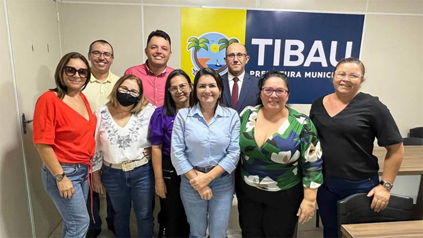 Imagem 1 - Prefeitura apresenta calendário de pagamento aos servidores da educação em Tibau. Com o intuito de valorizar os profissionais da educação, a prefeitura apresentou aos servidores, nesta quinta-feira (22), um calendário de pagamentos que busca reconhecer o empenho e a dedicação destes. Durante a reunião, foi ressaltado o compromisso da prefeitura em efetuar o pagamento retroativo do piso salarial dos professores, referente aos meses de janeiro e fevereiro, mesmo que a implementação tenha ocorrido a partir de março. Essa medida visa reconhecer o trabalho realizado pelos profissionais da educação no período mencionado. Imagem 1 - Prefeitura apresenta calendário de pagamento aos servidores da educação em Tibau. Com o intuito de valorizar os profissionais da educação, a prefeitura apresentou aos servidores, nesta quinta-feira (22), um calendário de pagamentos que busca reconhecer o empenho e a dedicação destes. Durante a reunião, foi ressaltado o compromisso da prefeitura em efetuar o pagamento retroativo do piso salarial dos professores, referente aos meses de janeiro e fevereiro, mesmo que a implementação tenha ocorrido a partir de março. Essa medida visa reconhecer o trabalho realizado pelos profissionais da educação no período mencionado.
