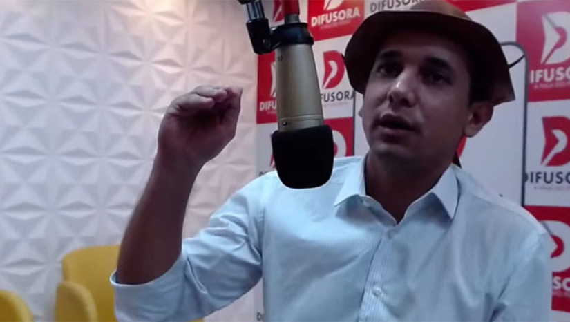 Imagem 1 - A proposta do prefeito Allyson Bezerra é investir mais na publicidade do MCJ em rede nacional, assim atrair turistas de outras regiões ao evento do próximo ano. Segundo o prefeito, até o final do ano será enviado um projeto de lei à Câmara Municipal propondo a criação desta rubrica orçamentária específica para a publicidade do MCJ. "Aí os vereadores vão decidir o tamanho do MCJ que querem", afirma o prefeito Allyson Bezerra em entrevista ao Programa Mais Política, da Rádio Difusora de Mossoró. Imagem 1 - A proposta do prefeito Allyson Bezerra é investir mais na publicidade do MCJ em rede nacional, assim atrair turistas de outras regiões ao evento do próximo ano. Segundo o prefeito, até o final do ano será enviado um projeto de lei à Câmara Municipal propondo a criação desta rubrica orçamentária específica para a publicidade do MCJ. "Aí os vereadores vão decidir o tamanho do MCJ que querem", afirma o prefeito Allyson Bezerra em entrevista ao Programa Mais Política, da Rádio Difusora de Mossoró.