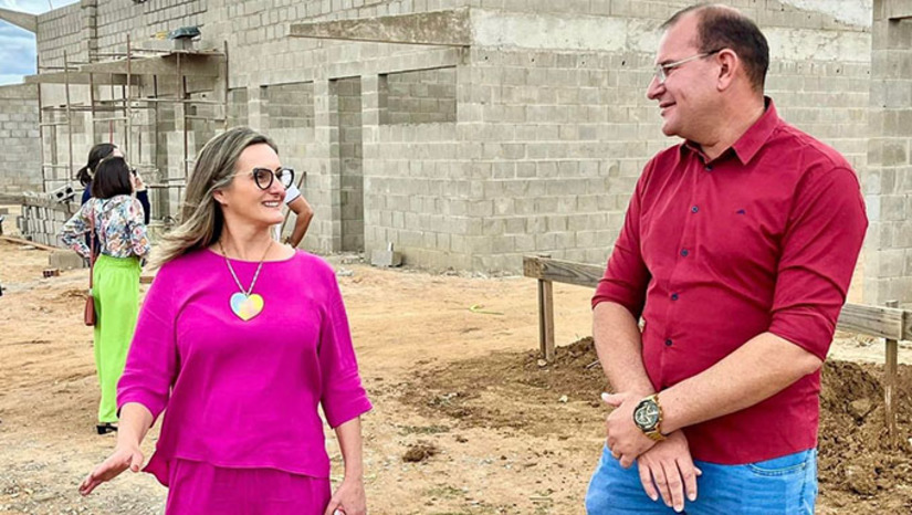 Imagem 1 - Estrutura física está 60% concluída, num investimento do Governo do Estado de R$ 10 milhões, que quando ficar pronto, poderá receber até 1.300 estudantes, não só de Umarizal, mas de toda a região do Médio Oeste. Após a plenária, que contou com a presença de representantes dos municípios vizinhos, a subsecretária de Educação do RN Cleo Kozeski e o prefeito Raimundo Pezão, visitaram o canteiro de obras do IERN em Umarizal. Imagem 1 - Estrutura física está 60% concluída, num investimento do Governo do Estado de R$ 10 milhões, que quando ficar pronto, poderá receber até 1.300 estudantes, não só de Umarizal, mas de toda a região do Médio Oeste. Após a plenária, que contou com a presença de representantes dos municípios vizinhos, a subsecretária de Educação do RN Cleo Kozeski e o prefeito Raimundo Pezão, visitaram o canteiro de obras do IERN em Umarizal.