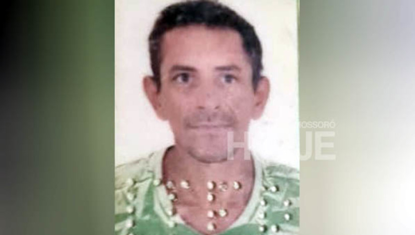 Imagem 1 - Homem morre afogado enquanto pescava em barragem da cidade de MossoróO caso aconteceu na tarde deste domingo (25). A vítima foi identificada como Aldo Artur Fernandes, de 48 anos. De acordo com o delegado Luís Antônio, o homem chegou à barragem por volta das 14h e foi jogar sua rede no rio. No início da noite, outros pescadores que estavam no local perceberam que ele não retornou à margem e foram procurá-lo. Ao puxarem a rede, o encontraram já sem vida. Ainda segundo o delegado, Aldo teria se afogado após se enganchar na rede de pesca. Imagem 1 - Homem morre afogado enquanto pescava em barragem da cidade de MossoróO caso aconteceu na tarde deste domingo (25). A vítima foi identificada como Aldo Artur Fernandes, de 48 anos. De acordo com o delegado Luís Antônio, o homem chegou à barragem por volta das 14h e foi jogar sua rede no rio. No início da noite, outros pescadores que estavam no local perceberam que ele não retornou à margem e foram procurá-lo. Ao puxarem a rede, o encontraram já sem vida. Ainda segundo o delegado, Aldo teria se afogado após se enganchar na rede de pesca.
