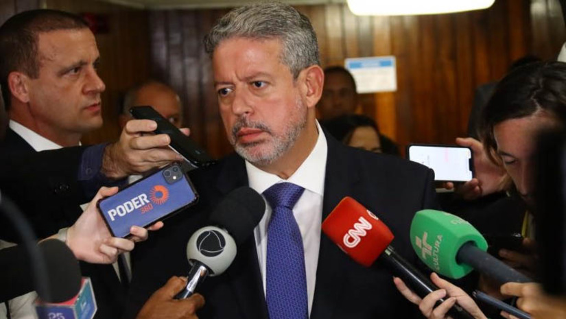 Imagem 1 -  "É necessário um desfecho construtivo racional e razoável para fortalecer a democracia". O presidente da Câmara, deputado Arthur Lira, enfatizou a defesa da democracia e defendeu a retomada da votação do projeto que criminaliza as chamadas fake news (PL 2630/20), durante sua participação no  11º Fórum Jurídico de Lisboa, em Portugal, promovido pelo Instituto de Direito Público. Ele ainda lembrou os atos de vandalismo de 8 de janeiro e voltou a criticar o papel das chamadas bigs techs à época da votação do PL, que dificultaram a aprovação do texto pelos deputados.