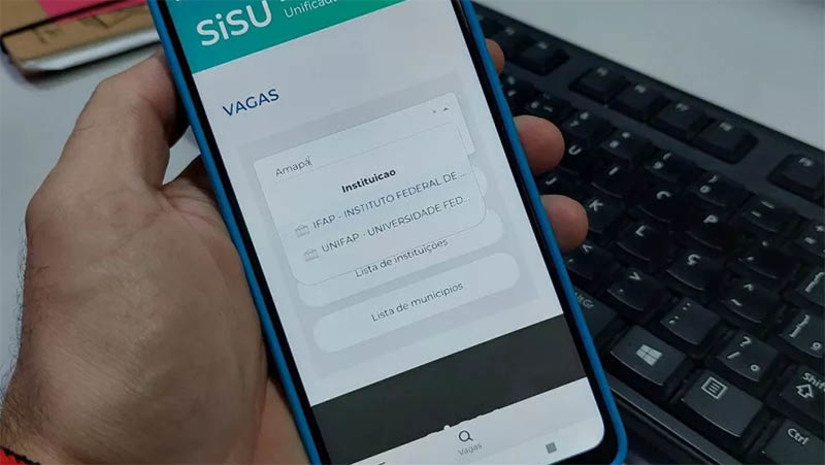 Imagem 1 - Estudantes já podem manifestar interesse em participar da lista de espera do Sisu. Os candidatos que não foram selecionados na chamada regular podem manifestar interesse em participar da lista de espera, até as 23h59 (horário de Brasília) do dia 4 de julho, pelo Portal Único de Acesso ao Ensino Superior – Sisu. O candidato poderá manifestar interesse na lista de espera em apenas um dos cursos para o qual optou por concorrer em sua inscrição no Sisu. A convocação por meio da lista de espera será a partir de 10 de julho, pelo Portal Único de Acesso. Imagem 1 - Estudantes já podem manifestar interesse em participar da lista de espera do Sisu. Os candidatos que não foram selecionados na chamada regular podem manifestar interesse em participar da lista de espera, até as 23h59 (horário de Brasília) do dia 4 de julho, pelo Portal Único de Acesso ao Ensino Superior – Sisu. O candidato poderá manifestar interesse na lista de espera em apenas um dos cursos para o qual optou por concorrer em sua inscrição no Sisu. A convocação por meio da lista de espera será a partir de 10 de julho, pelo Portal Único de Acesso.
