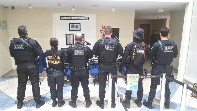 Imagem 1 - Força-Tarefa prende em Natal suspeito de integrar organização criminosa com atuação no RN. O preso, um homem de 31 anos, estava sendo procurado desde o dia 17 de março de 2023, quando foi deflagrada a Operação Normandia. Nessa ação foi identificada a atuação de uma facção criminosa dedicada ao tráfico de drogas e outros crimes graves, como roubos e homicídios no Rio Grande do Norte. Ao todo, a FT já prendeu 26 suspeitos, entre eles, um dos líderes dessa facção, apontado como responsável por ordenar os ataques criminosos a prédios públicos, comércio e veículos em Natal e diversos municípios do interior potiguar em março deste ano. Imagem 1 - Força-Tarefa prende em Natal suspeito de integrar organização criminosa com atuação no RN. O preso, um homem de 31 anos, estava sendo procurado desde o dia 17 de março de 2023, quando foi deflagrada a Operação Normandia. Nessa ação foi identificada a atuação de uma facção criminosa dedicada ao tráfico de drogas e outros crimes graves, como roubos e homicídios no Rio Grande do Norte. Ao todo, a FT já prendeu 26 suspeitos, entre eles, um dos líderes dessa facção, apontado como responsável por ordenar os ataques criminosos a prédios públicos, comércio e veículos em Natal e diversos municípios do interior potiguar em março deste ano.