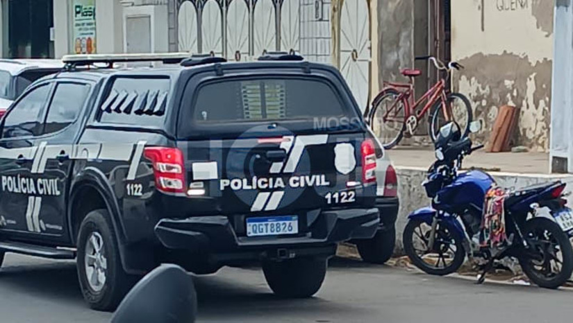 Imagem 1 -  Suspeito de homicídio é baleado ao entrar em confronto com a polícia, em Areia Branca. O caso aconteceu na manhã desta quarta-feira (28). De acordo com informações do delegado Rafael Laboissiere, a polícia civil recebeu informações de que havia uma pessoa armada, no bairro Iraque. Quando a equipe chegou ao local para averiguar a situação, o suspeito correu para dentro de uma casa. Quando os agentes se aproximaram foram recebidos por disparos de arma de fogo. Houve revide e o homem acabou baleado. Ele foi socorrido para o Hospital de Areia Branca e seu estado de saúde é desconhecido. Ainda segundo o delegado, o homem é suspeito de vender drogas na região e de ter praticado um homicídio na cidade, no início deste ano.