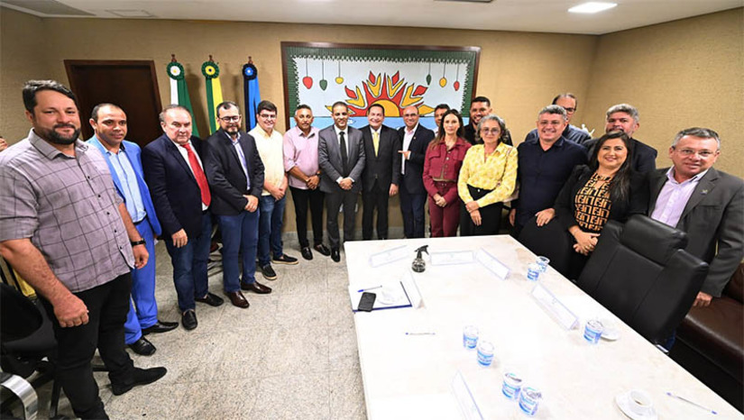 Imagem 1 - Ezequiel recebe presidentes das Câmaras e discute temas de relevância para as cidades do RN. O encontro aconteceu nesta quarta-feira (28), na Assembleia Legislativa do Rio Grande do Norte. Na ocasião, Ezequiel Ferreira disse que são os parlamentares municipais as primeiras pessoas a receberem os pleitos da população e, por isso, têm a real dimensão dos anseios da sociedade. O presidente garantiu o apoio da Escola da Assembleia para o desenvolvimento das escolas legislativas em todos os municípios que tiverem interesse, assim como também colocou à disposição das cidades potiguares as novas tecnologias desenvolvidas pela ALRN, já replicadas em outros estados. Imagem 1 - Ezequiel recebe presidentes das Câmaras e discute temas de relevância para as cidades do RN. O encontro aconteceu nesta quarta-feira (28), na Assembleia Legislativa do Rio Grande do Norte. Na ocasião, Ezequiel Ferreira disse que são os parlamentares municipais as primeiras pessoas a receberem os pleitos da população e, por isso, têm a real dimensão dos anseios da sociedade. O presidente garantiu o apoio da Escola da Assembleia para o desenvolvimento das escolas legislativas em todos os municípios que tiverem interesse, assim como também colocou à disposição das cidades potiguares as novas tecnologias desenvolvidas pela ALRN, já replicadas em outros estados.