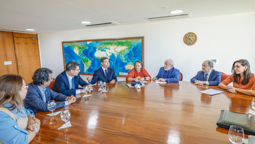 Imagem 1 - Instalação ocorre em parceria da Shein com Coteminas; A parceria com a Companhia de Tecidos Norte de Minas (Coteminas) foi firmada nesta quinta-feira (29), no Palácio do Planalto. A escolha da primeira fábrica foi anunciada após reunião da governadora do Rio Grande do Norte Fátima Bezerra com o presidente Luís Inácio Lula da Silva, o dono da Coteminas, Josué Alencar e com o presidente do Conselho para a América Latina da Shein, Marcelo Claire. A meta é investir R$ 750 milhões na produção de jeans e malhas de algodão, gerando cerca de 2 mil empregos no Brasil Imagem 1 - Instalação ocorre em parceria da Shein com Coteminas; A parceria com a Companhia de Tecidos Norte de Minas (Coteminas) foi firmada nesta quinta-feira (29), no Palácio do Planalto. A escolha da primeira fábrica foi anunciada após reunião da governadora do Rio Grande do Norte Fátima Bezerra com o presidente Luís Inácio Lula da Silva, o dono da Coteminas, Josué Alencar e com o presidente do Conselho para a América Latina da Shein, Marcelo Claire. A meta é investir R$ 750 milhões na produção de jeans e malhas de algodão, gerando cerca de 2 mil empregos no Brasil