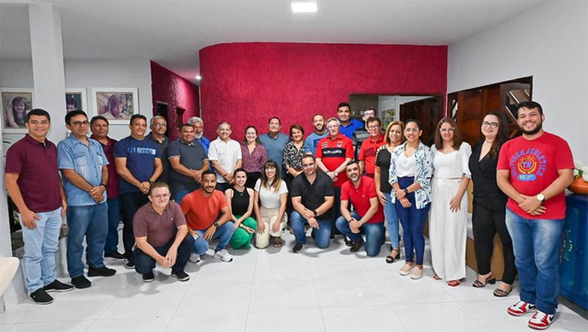 Imagem 1 - ‘Fortalecer o turismo da Costa Branca significa impactar positivamente a economia potiguar’. O deputado Ezequiel Ferreira se reuniu, nesta quinta-feira (29), em Areia Branca, com lideranças dos 17 municípios que fazem parte do Polo Costa Branca. As cidades buscam o desenvolvimento do turismo de forma sustentável e viável, valorizando suas praias paradisíacas e a beleza peculiar do interior do Rio Grande do Norte, pauta que é abraçada pelo presidente da ALRN. "O turismo representa, aproximadamente, 8% do PIB do estado do RN, gerando mais de 100 mil empregos e movimentando mais de 50 cadeias produtivas ligadas ao setor. Areia Branca tem papel importante para a área e investimentos em segurança, sinalização e qualificação dos operadores do setor são prioridades do nosso mandato", disse Ezequiel. Imagem 1 - ‘Fortalecer o turismo da Costa Branca significa impactar positivamente a economia potiguar’. O deputado Ezequiel Ferreira se reuniu, nesta quinta-feira (29), em Areia Branca, com lideranças dos 17 municípios que fazem parte do Polo Costa Branca. As cidades buscam o desenvolvimento do turismo de forma sustentável e viável, valorizando suas praias paradisíacas e a beleza peculiar do interior do Rio Grande do Norte, pauta que é abraçada pelo presidente da ALRN. "O turismo representa, aproximadamente, 8% do PIB do estado do RN, gerando mais de 100 mil empregos e movimentando mais de 50 cadeias produtivas ligadas ao setor. Areia Branca tem papel importante para a área e investimentos em segurança, sinalização e qualificação dos operadores do setor são prioridades do nosso mandato", disse Ezequiel.
