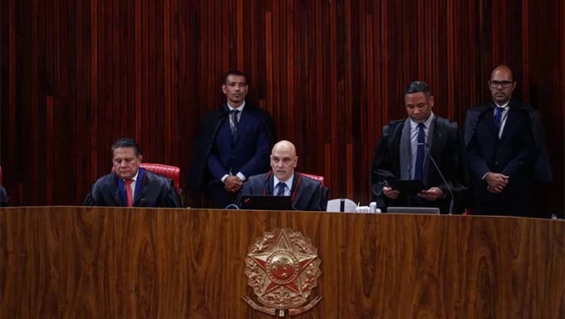 Imagem 1 - Por 5 votos a 2, TSE torna Jair Bolsonaro inelegível por oito anos . O placar final ficou em 5 a 2 pela condenação. Confirmada a condenação e a inelegibilidade, Bolsonaro ficará fora das eleições até 2030. A maioria da Corte entendeu que o ex-presidente cometeu abuso de poder político e uso indevido dos meios de comunicação ao fazer uma reunião com embaixadores em julho de 2022 e atacar sem provas o sistema eleitoral. A ação foi apresentada pelo PDT. Imagem 1 - Por 5 votos a 2, TSE torna Jair Bolsonaro inelegível por oito anos . O placar final ficou em 5 a 2 pela condenação. Confirmada a condenação e a inelegibilidade, Bolsonaro ficará fora das eleições até 2030. A maioria da Corte entendeu que o ex-presidente cometeu abuso de poder político e uso indevido dos meios de comunicação ao fazer uma reunião com embaixadores em julho de 2022 e atacar sem provas o sistema eleitoral. A ação foi apresentada pelo PDT.