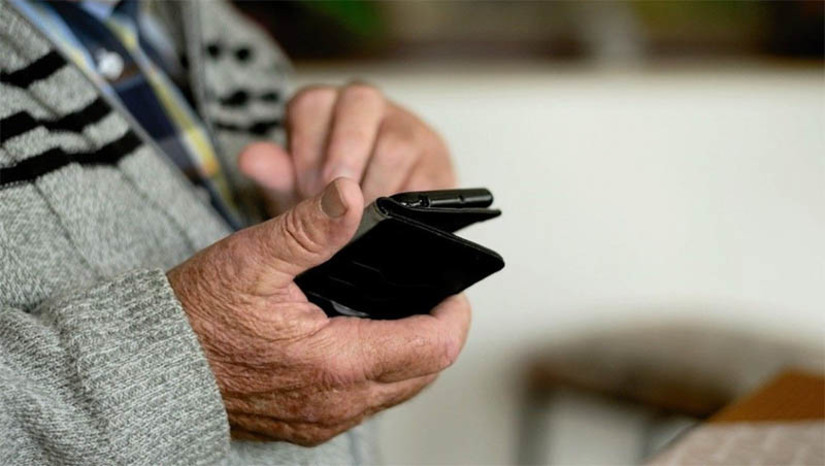 Imagem 1 - Idoso de 68 anos é dopado e roubado após fazer saque em caixa eletrônico, em Assú. Uma mulher de 46 anos foi presa pelo crime. De acordo com a Polícia Civil, ela abordou a vítima na manhã da quinta-feira (29) e ofereceu um doce "batizado". Após o idoso ingerir a droga, os dois foram a uma casa abandonada. Ele dormiu e a mulher subtraiu cartões de débito e crédito da vítima, além de uma quantia em espécie. O homem desapareceu por horas e os familiares chamaram a polícia, que realizou diligências. A golpista foi identificada pelas compras através do cartão de crédito e por um saque de quase R$ 4 mil em um caixa eletrônico, no município de Macau. Após a prisão em flagrante, a mulher confessou o crime e indicou o local onde a vítima estava. Imagem 1 - Idoso de 68 anos é dopado e roubado após fazer saque em caixa eletrônico, em Assú. Uma mulher de 46 anos foi presa pelo crime. De acordo com a Polícia Civil, ela abordou a vítima na manhã da quinta-feira (29) e ofereceu um doce "batizado". Após o idoso ingerir a droga, os dois foram a uma casa abandonada. Ele dormiu e a mulher subtraiu cartões de débito e crédito da vítima, além de uma quantia em espécie. O homem desapareceu por horas e os familiares chamaram a polícia, que realizou diligências. A golpista foi identificada pelas compras através do cartão de crédito e por um saque de quase R$ 4 mil em um caixa eletrônico, no município de Macau. Após a prisão em flagrante, a mulher confessou o crime e indicou o local onde a vítima estava.